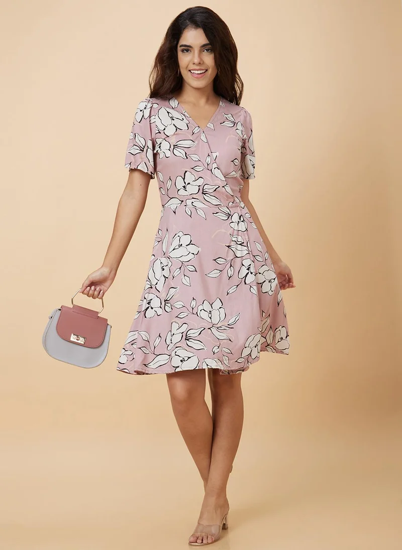 جلو باص فستان نسائي وردي بطبعة زهور بتصميم -